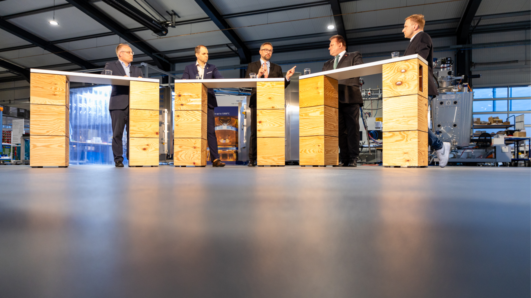 Minister Martin Dulig mit weiteren Studiogästen beim Wirtschaftstalk "Martin Dulig | Konkret"