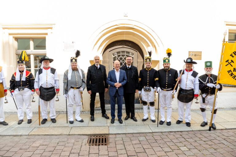 Freiberg: Bundeskanzler Olaf Scholz besucht mit Wirtschaftsminister Martin Dulig Oberbergamt 